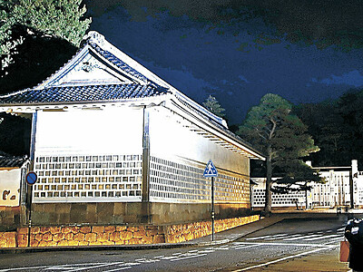 金沢の成巽閣　闇夜に浮かぶ海鼠塀