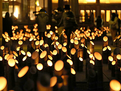 足元染める柔らかな光　穂高神社で「安曇野神竹灯」