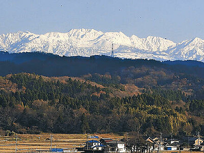 西田幾多郎記念哲学館　青空に雪化粧の立山連峰