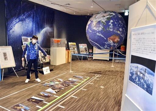 人工衛星の役割などについて紹介する特別展＝１２月３日、福井県福井市自然史博物館分館セーレンプラネット