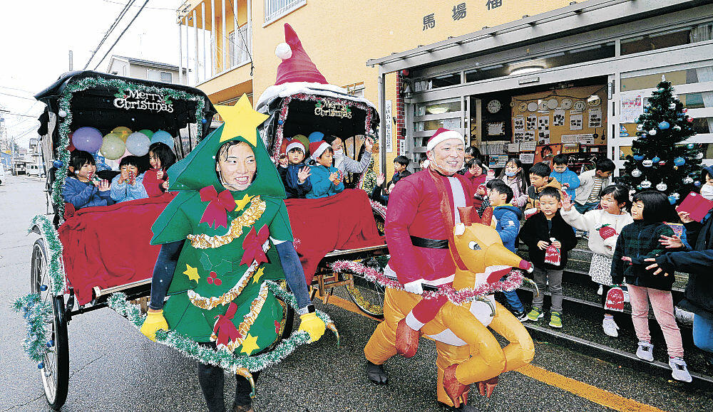クリスマス装飾された人力車に乗り、笑顔を見せる園児＝金沢市東山３丁目