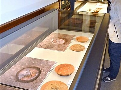公文名遺跡の出土品を間近に　敦賀市立博物館で１００点