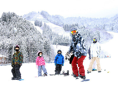 新雪で初滑り　富山市のあわすのスキー場