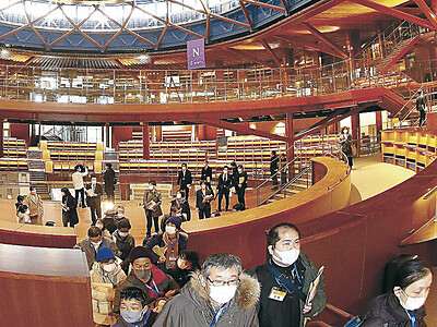 新県立図書館　見学ツアー開始　円形の閲覧空間「斬新」