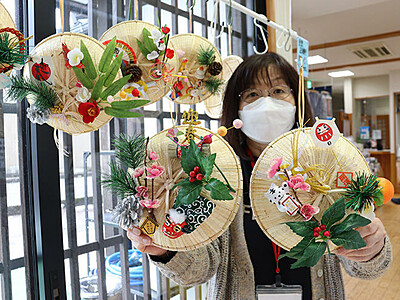 特産菅笠の正月飾り販売　高岡の「いっぷく処」
