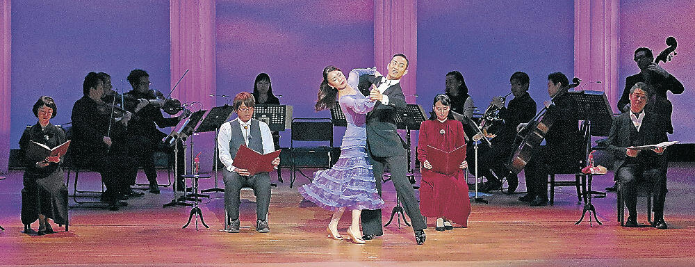 朗読と演奏、ダンスが融合した舞台＝金沢市文化ホール