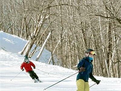 青空の下でシュプール　福井県大野市・和泉スキー場オープン