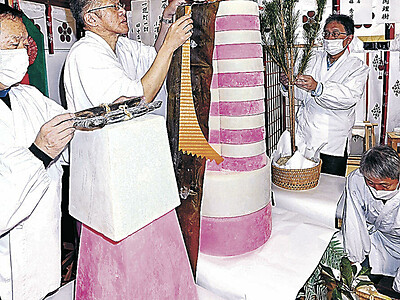 高さ約１・２メートル、餅５０個積み上げ　藩主献上の鏡餅を再現　金沢・田井菅原神社