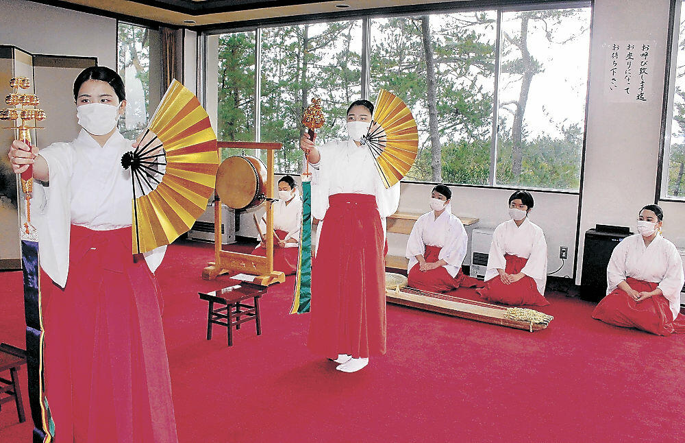 神楽舞を練習する巫女＝小松市の安宅住吉神社