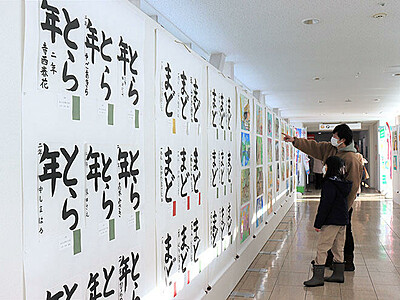 豊かな感性２１７点 新年小学生作品コンクール　富山大和で習字・図画の入賞・入選作展示
