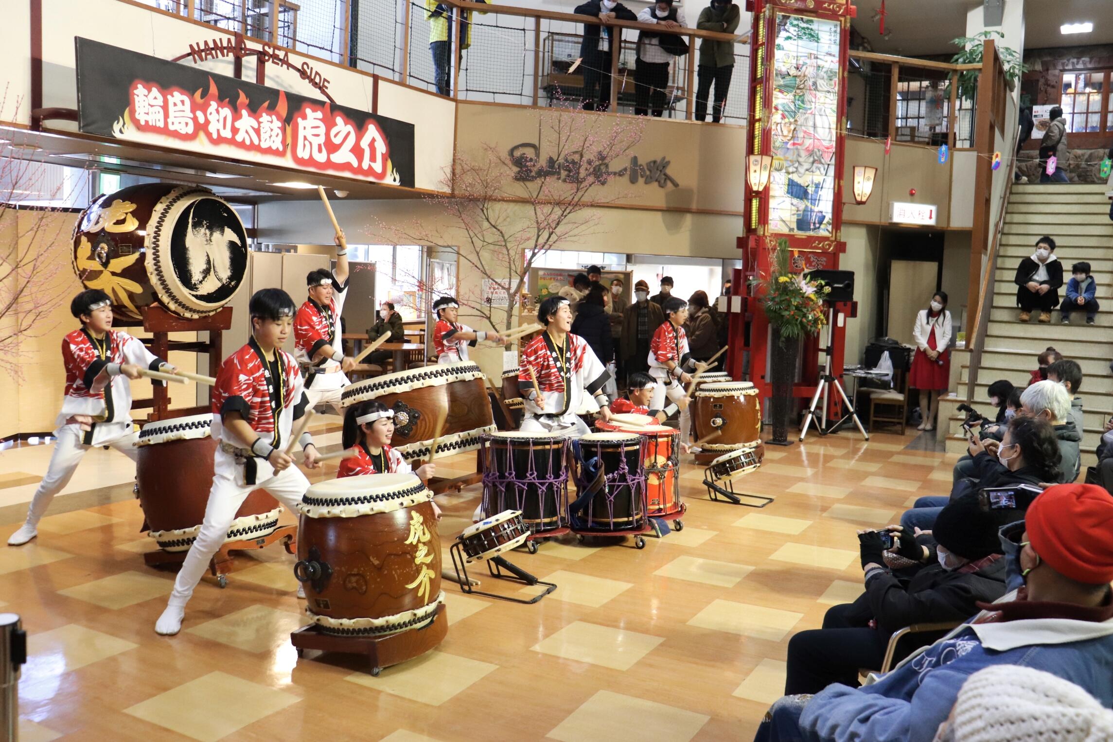 新年を祝って太鼓の演奏を披露する出演者＝七尾市の能登食祭市場