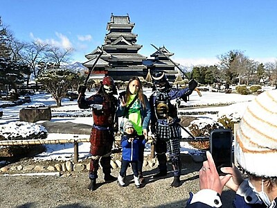 松本城を散策、正月気分を満喫　三が日、本丸庭園を無料開放