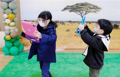 ＡＲを使った動物探しゲームを楽しむ子どもたち＝１月３日、福井県坂井市の県児童科学館