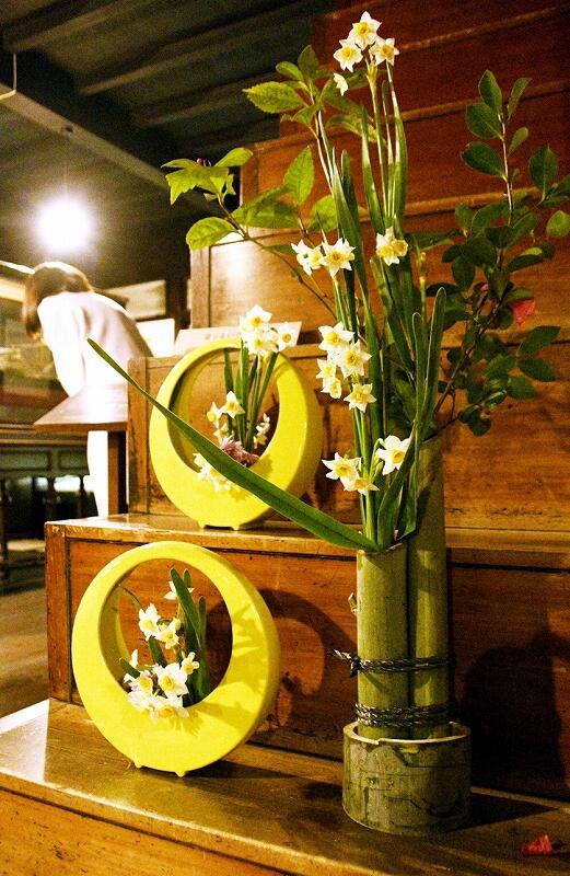 こだわりの花器に生けられた水仙＝１月６日、福井県南越前町河野の北前船主の館・右近家