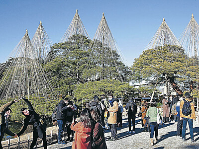 青空に雪づり映え　３連休初日の石川県内、兼六園など観光客続々