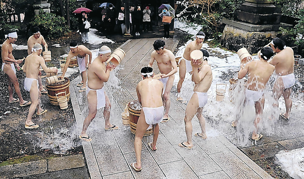 冷水をかぶる参加者＝加賀市山代温泉の服部神社