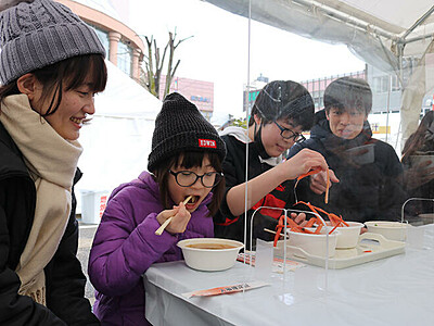 ２年ぶり日本海高岡なべ祭り　１２種類の熱々満喫