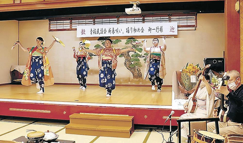 唄や踊りを披露する会員＝七尾市和倉温泉の旅館