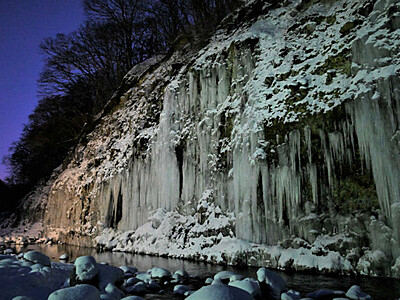 氷と光のショー　木曽・白川の氷柱群