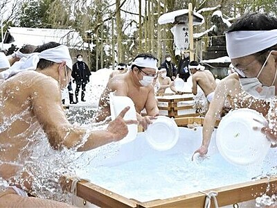 冷水ザブザブ息災祈る　福井県の足羽神社で「寒中みそぎ」