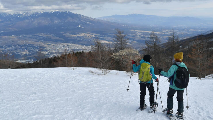 入笠山山頂を歩く登山者。八ケ岳連峰などの眺望が広がる＝２５日