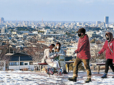 冬の晴れ間に散歩楽しむ　金沢市の大乗寺丘陵公園