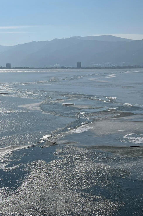 結氷した湖面に現れた筋＝２８日午前１０時４４分、下諏訪町高浜