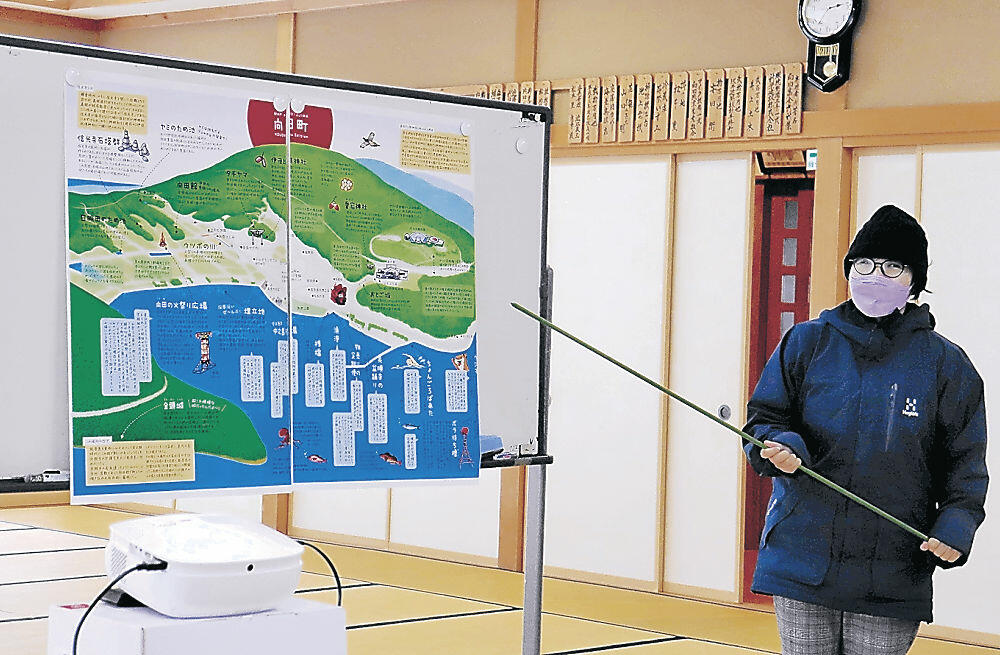 完成した島歩きマップを紹介する出島さん＝七尾市能登島向田町の向田集会所