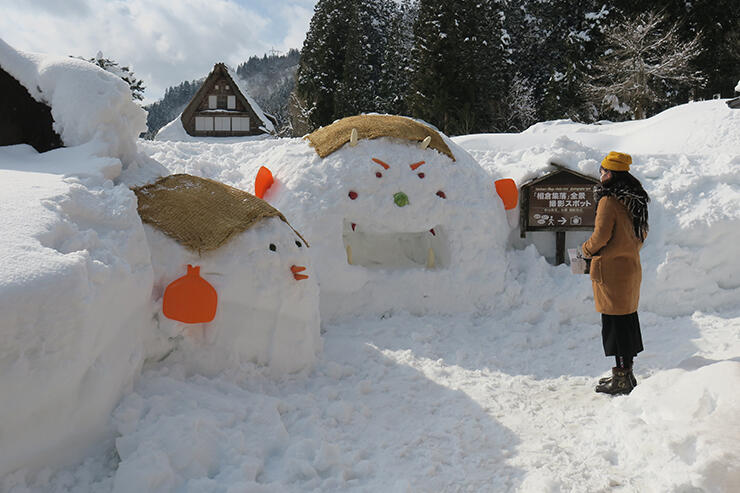 相倉合掌造り集落に登場した鬼（右）とアマビエの雪像