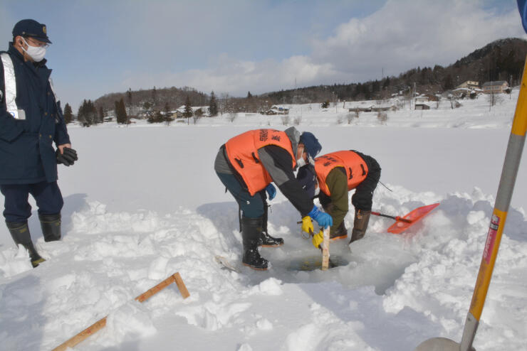 氷の厚さを調べる青木湖漁協の組合員ら