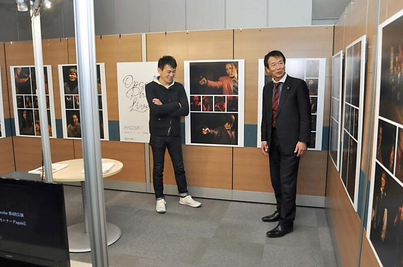 写真パネルを見ながらプロジェクトについて話す林邦応さん（左）と林勇次さん