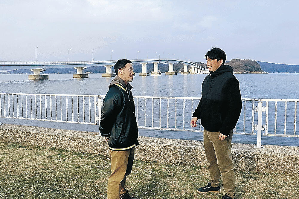 記念イベントに向けて話し合う坂本さん（右）と石田さん＝七尾市石崎町