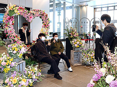 バレンタインデーは花を贈ろう　富山駅自由通路にオブジェ