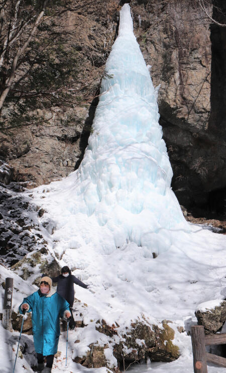 高さ約３０メートルの氷柱ができた大禅の滝