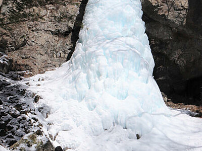 そびえる氷柱、最上部まで　北相木「三滝」