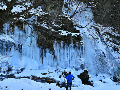 氷瀑、青さ際立つ　茅野・横谷渓谷