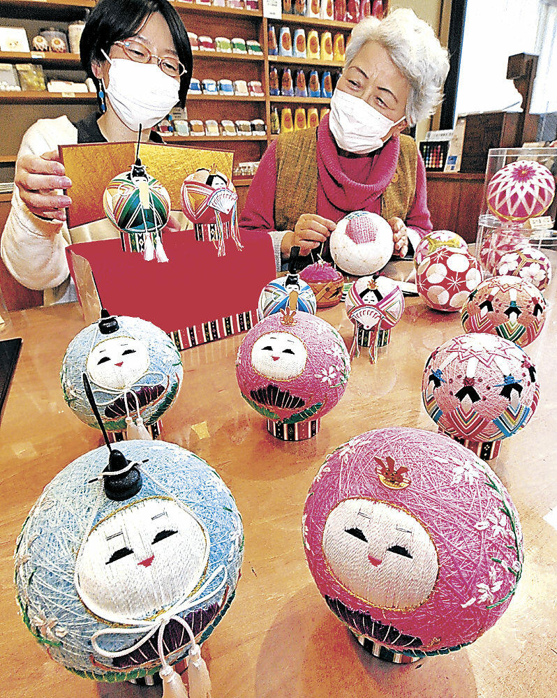 桃の節句に向けて制作が進む愛らしいひな飾り＝金沢市南町