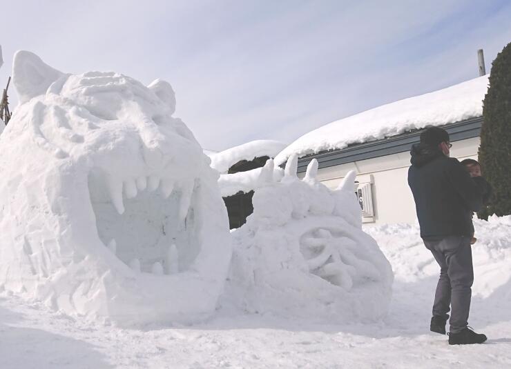 本町ぶらり広場にお目見えした巨大なトラの雪像