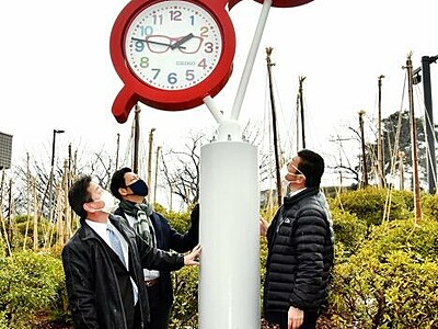 "赤い眼鏡"でＰＲ　鯖江市の西山公園に時計設置