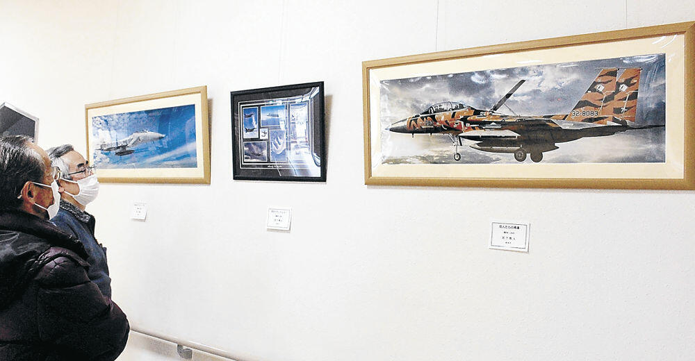 事故で墜落したＦ１５戦闘機（右）など宮下さんが撮影した作品＝小松市芦城センター