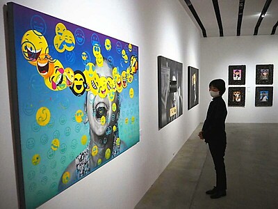 軽井沢でフィリピンの現代美術家個展　欧米で注目のロナルド・ヴェンチューラさん