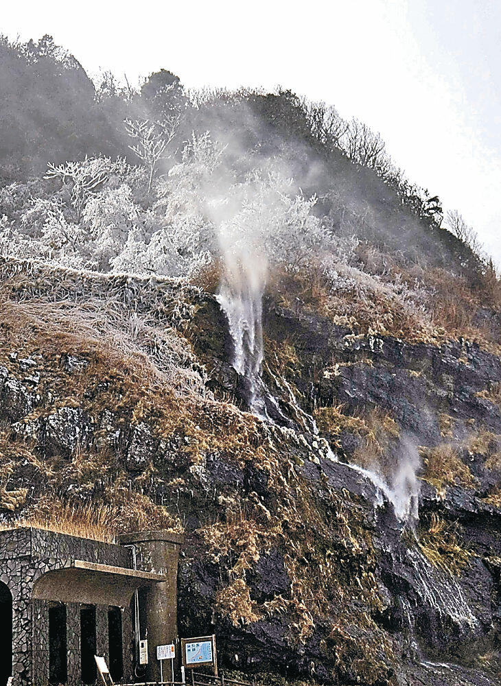 吹き上がった水しぶきで周囲の木々が凍り付いた垂水の滝＝輪島市町野町曽々木