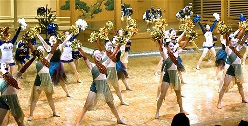 華麗なダンスで観客を魅了したチアドリームプロジェクトの公演＝２月２３日、福井県福井市のハピリンホール