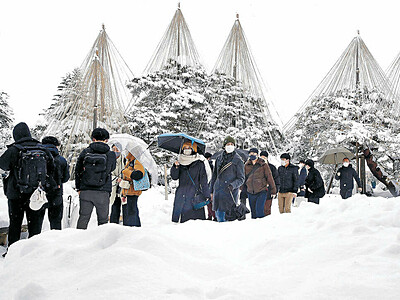 大雪峠越す　観光客２０９５人が兼六園散策