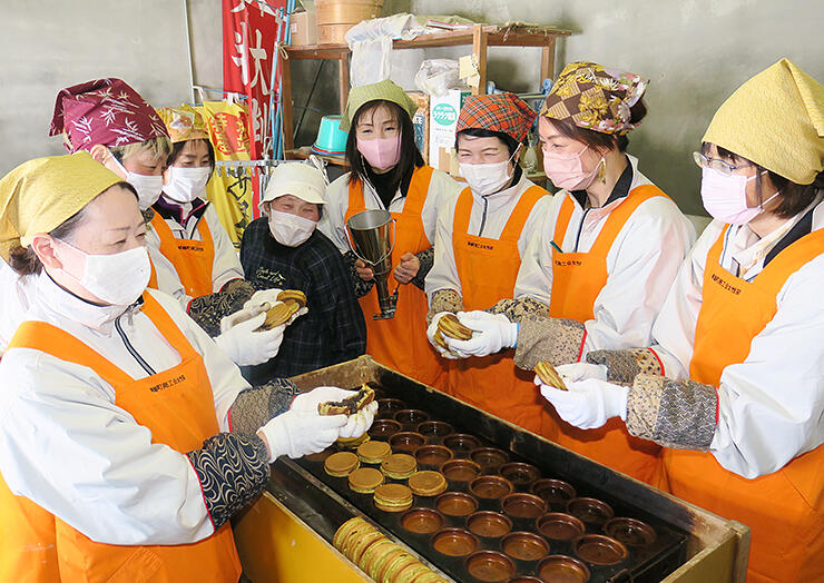 アマチャヅル入りの大判焼きを試作する南砺市商工会女性部城端支部のメンバー