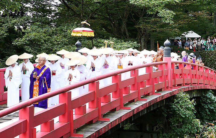 白装束に目隠しをして布橋を渡る女人衆＝２０１７年９月２４日