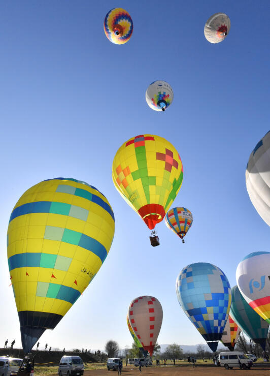 熱気球が彩る佐久バルーンフェスティバル＝２０２１年５月３日、佐久市鳴瀬