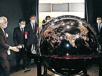 輪島塗の地球儀輝く　技術保存会、５年かけ完成　県漆芸美術館で式典