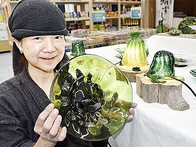 すべて小浜素材のガラス「オバマブルー」商品化　地元工芸作家の竹田恵子さん、3年がかり