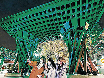 金沢駅鼓門、緑色にライトアップ